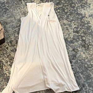 Sleeveless white V-Neck sleeveless cover up
